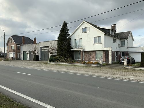 VERKOCHT: Magazijn met 2 woningen te Aalter