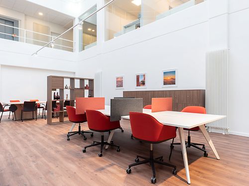 Werkplekken en kantoren in een modern businesscenter