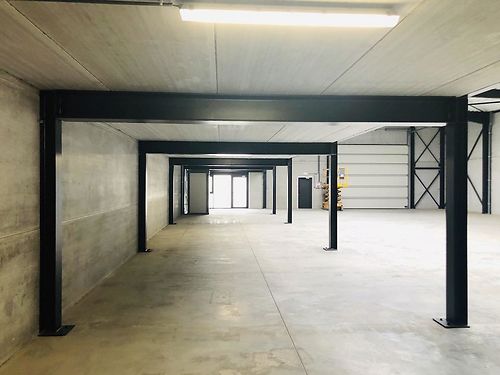 VERHUURD: Nieuwbouw magazijn met mezzanine in Industriezone De Nest te Evergem