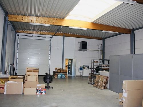 VERHUURD: Magazijn + kantoor/showroom te Gentbrugge