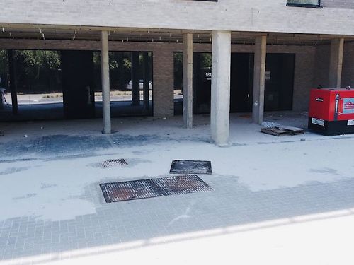 Handelsgelijkvloers met magazijnruimte in nieuwbouwproject te Herzele