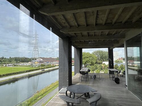 Ruim en lichtrijk kantoor met zicht op het kanaal Bossuit-Kortrijk te Kortrijk